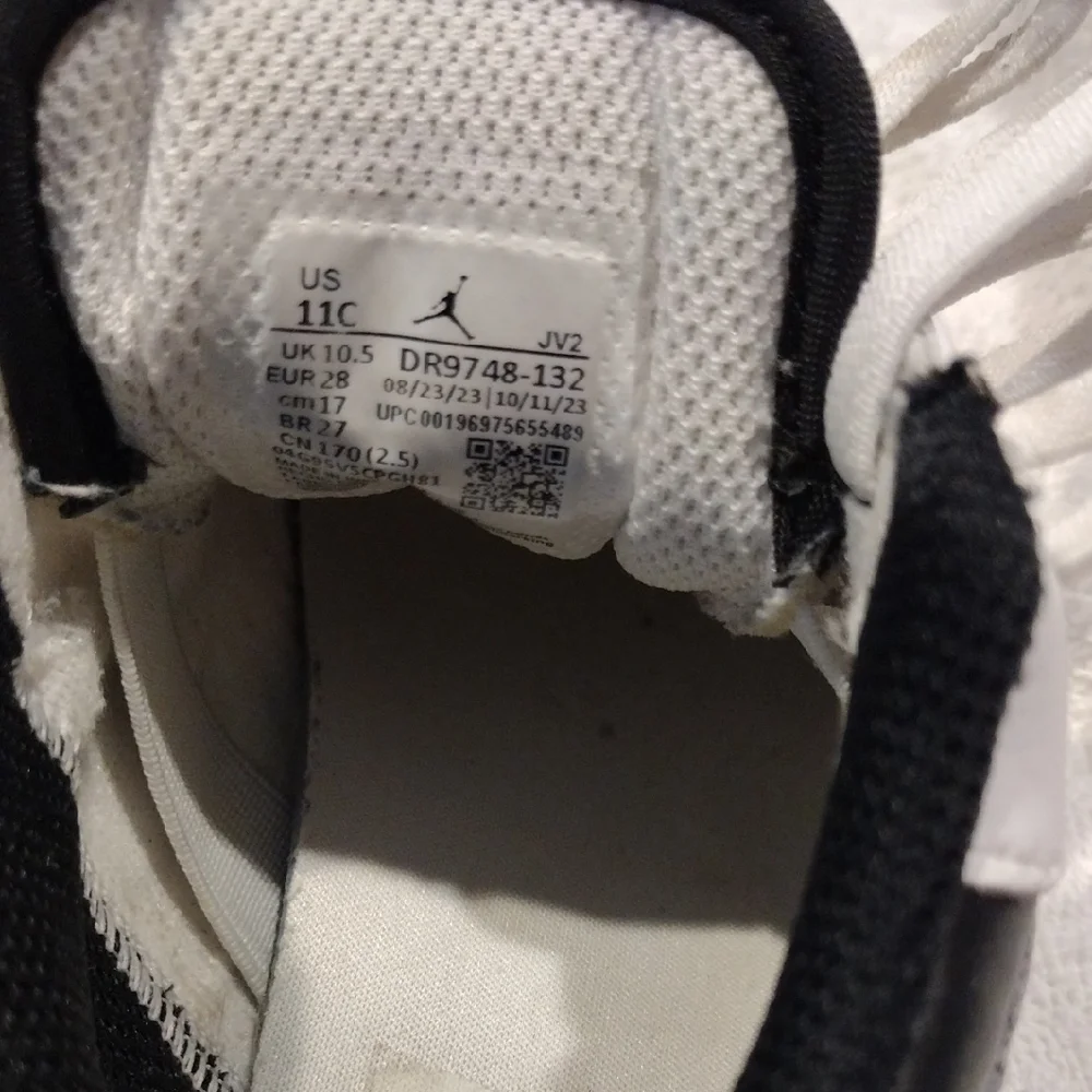 Jordan Kids Sneakers in White and Black - Picture 3 of 6